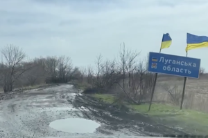 Полицейские доставили гуманитарную помощь в прифронтовые села Луганщины - видео