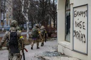 Найзапекліші бої йдуть за Бахмут та Мар'їнку: оновлена карта війни від британської розвідки