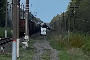 На Брянщині знову підірвали залізницю: з рейок зійшов вантажний потяг