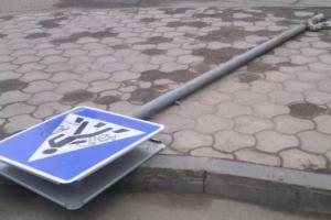 Небезпека для цивільних на дорогах: в Антрациті росіяни влаштували ДТП на військовій вантажівці
