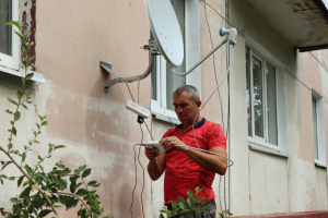 Ще більше пропаганди: як у Сєвєродонецьку відбувається встановлення супутникового телебачення