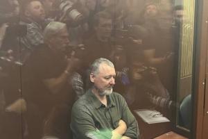 В сети гуляют фото избитого в СИЗО террориста Гиркина: что известно