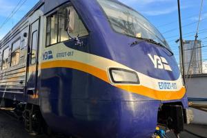 "Укрзалізниця" модернізувала електропоїзд, випущений в Луганську у 2006 році - фото