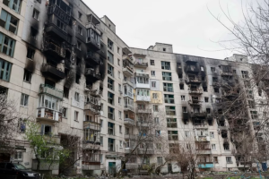 "Небезпечно ходити": на відео потрапив момент обвалення пошкодженого будинку у Сєвєродонецьку