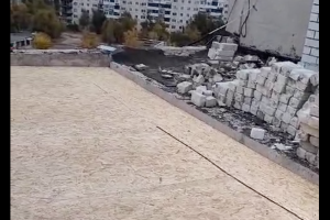 "Невпевнено якось це все робиться": на відео показали, як "ремонтують" дахи у Сєвєродонецьку