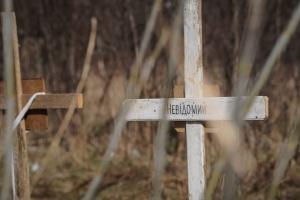 На вулицях Рубіжного залишаються поховання загиблих від обстрілів мирних жителів - відео