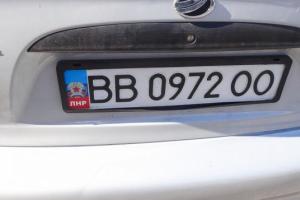 На окупованій Луганщині взялися за авто з "неправильними" номерами