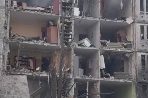 У Харкові росіяни вдарили по багатоповерхівці - повністю зруйновано під'їзд, під завалами люди