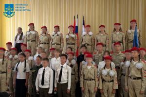 Пропагандирует военную службу среди детей: руководительнице штаба "Юнармии" на оккупированной Луганщине сообщено о подозрении