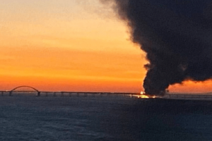 До кінця року Кримський міст не достоїть, - командувач ВМС України