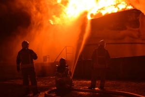 У Самарській області РФ безпілотники атакували одразу два НПЗ - відео