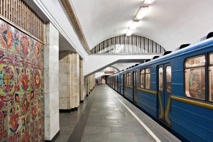 В Киеве начала подтекать еще одна станция метро - вода на перроне (видео)