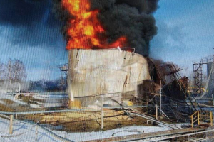 В Белгородской области РФ после взрыва пылает нефтебаза