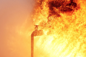 В РФ вспыхнул масштабный пожар на газопроводе - видео