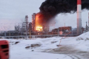 "Прилеты" по НПЗ и нефтебазе: ночью в ряде регионов РФ прозвучали взрывы