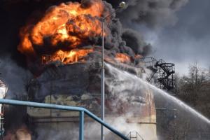 "Сильну пожежу видно за багато кілометрів": у Смоленській області РФ горить нафтобаза після атаки БПЛА
