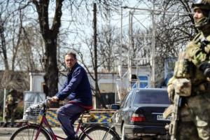 Потрапити до Сєвєродонецька і виїхати з міста без довідки з "військкомату" не можна, - ЛОВА