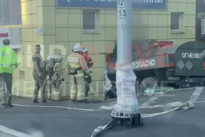 В Луганске военный бензовоз въехал в магазин - видео