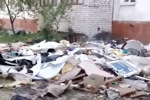 "Я на эти кучи теперь смотрю по-другому": в Северодонецке под окнами многоэтажек растут свалки мусора