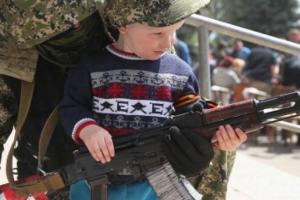 На Луганщині дітей готують до війни: як "ламають" молодь в окупації