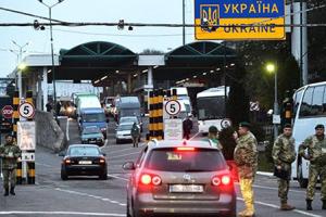 Документи перевірятимуть за новими правилами: що потрібно знати українцям під час перетину кордону