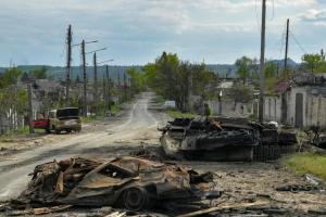 "Каша из ведра": в Рубежном устроили показательную "кормежку" населения
