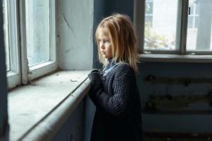 На оккупированной Луганщине детей, которые остались без родителей, внесут в реестр сирот РФ