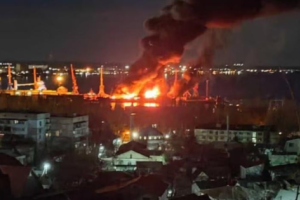 В Феодосии после атаки БПЛА горит нефтебаза - видео