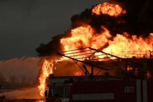 У РФ вогонь охопив дві нафтобази в різних регіонах - відео
