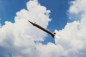 У Києві пролунали вибухи: у двох районах столиці зафіксовано падіння ракетних уламків