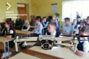 На Донетчине россияне устроили среди детей соревнование по управлению беспилотниками