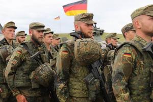 В Германии могут вернуть призыв в армию для мужчин и женщин