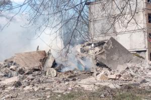 Россияне в очередной раз ударили по Авдеевке: разрушена многоэтажка, жертв нет
