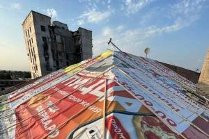 "Ремонт по-кацапски": В сети показали, как оккупанты "ремонтируют" крыши в Северодонецке