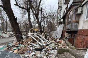 Временно оккупированный Северодонецк превращается в свалку после так называемых "ремонтов": в сети появились свежие фото
