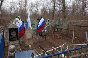 На Луганщине оккупанты осквернили могилы родителей бойца ВСУ - фото