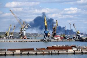 "Весенняя навигация возобновилась": В порту Мариуполя заметили первый корабль РФ с начала года - фото