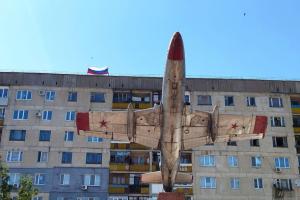 Відремонтували пару лавок і пофарбували смітники: окупанти показали, як "готується до літа" прифронтовий Лисичанськ