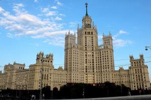 Люди просять про допомогу: В Москві загорілася сталінська висотка (відео)