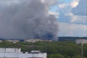 Під Москвою спалахнула велика пожежа на складі будматеріалів - відео