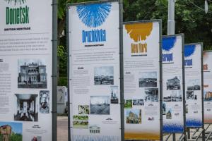 В Киеве открыли уличную выставку "Европейское наследие Донетчины и Луганщины"