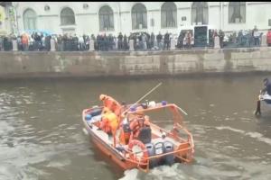 В Петербурге маршрутный автобус свалился в реку: есть погибшие