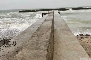 Роковая прогулка: В Одессе молодую полицейскую смыло в море - в сети появилось видео
