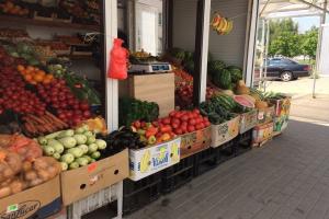 Сколько стоят овощи и фрукты на рынке в оккупированном Рубежном - фото