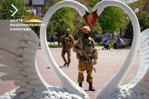 Россия имитирует туристический сезон на оккупированных территориях Запорожья, превращая курорты в военные базы