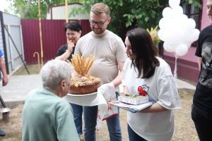"Прошла 10 километров с оккупации": Monobank купил дом 98-летней бабушке из Очеретино - фото
