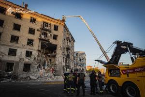 Харків: Рятувальники ліквідували наслідки ворожого удару по житловій 5-поверхівці