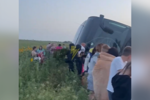 Автобус, полный украинцев, перевернулся и упал на обочину дороги в Румынии - видео