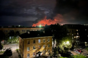 Масштабна нічна атака безпілотниками в кількох областях Росії: де палало