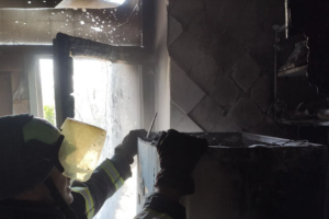 Пожар в оккупированном Северодонецке: сгорелая квартира в многоэтажном доме (фото)